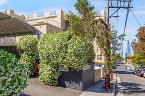 Exterior - 2-bed Harbourside Home With Views in Fab Location (Sydney)
