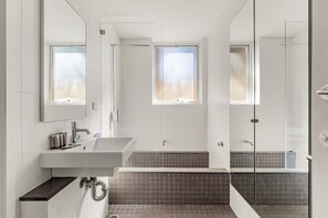 Bathroom - 2-bed Harbourside Home With Views in Fab Location (Sydney)