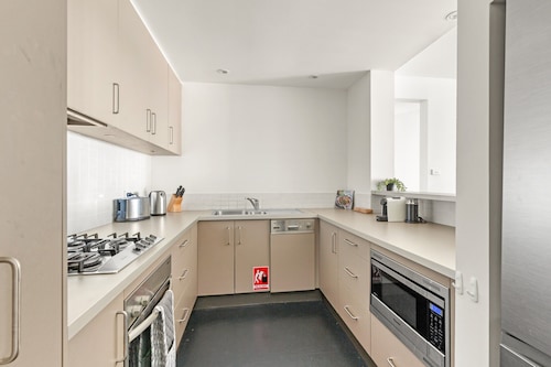 2-bed Harbourside Home With Views in Fab Location