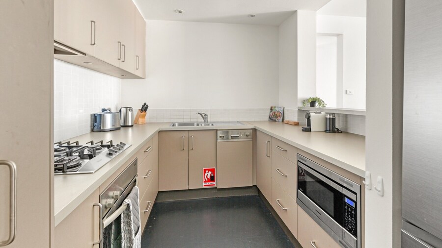 2-bed Harbourside Home With Views in Fab Location