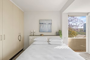 2 bedrooms, iron/ironing board, bed sheets