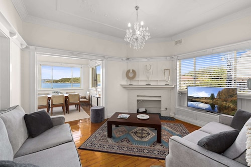 Fairlight 2-bed Apartment Steps From the Beach