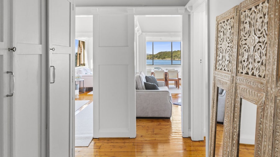 Fairlight 2-bed Apartment Steps From the Beach