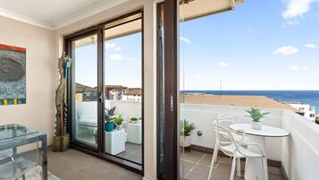 Apartment | Outdoor dining