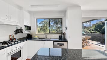 Apartment | Private kitchen | Cookware/dishes/utensils