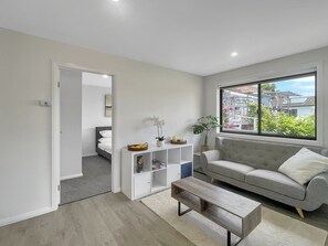 Living room - Spacious 4-bed House Near Batemans Bay Centre (Batemans Bay)