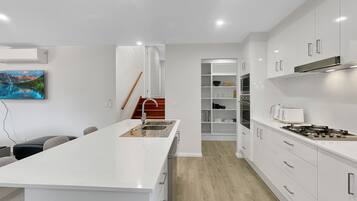 Apartment | Private kitchen | Cookware/dishes/utensils