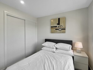 4 bedrooms, iron/ironing board, bed sheets - Spacious 4-bed House Near Batemans Bay Centre (Batemans Bay)