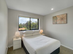 4 habitaciones, tabla de planchar con plancha y ropa de cama 