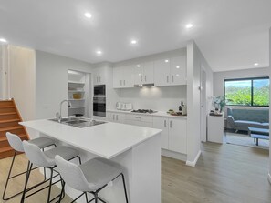 Apartment | Private kitchen | Cookware/dishes/utensils - Spacious 4-bed House Near Batemans Bay Centre (Batemans Bay)