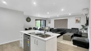 Apartment | Private kitchen | Cookware/dishes/utensils