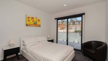 Apartment | 5 bedrooms, laptop workspace, iron/ironing board, bed sheets