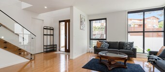 Spacious 5-bed Family Home in Giralang