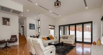 Spacious 5-bed Family Home in Giralang