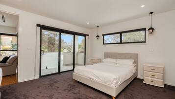 Apartment | 5 bedrooms, laptop workspace, iron/ironing board, bed sheets