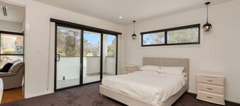 Spacious 5-bed Family Home in Giralang