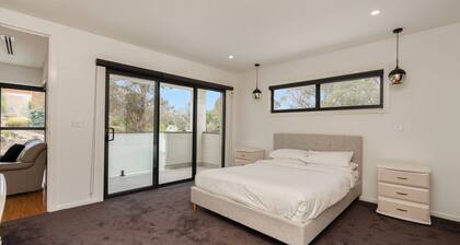 Spacious 5-bed Family Home in Giralang