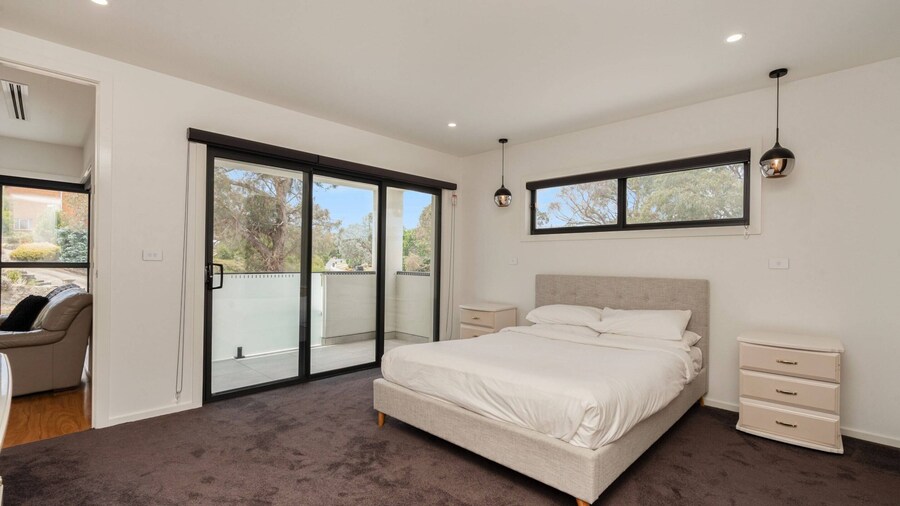 Spacious 5-bed Family Home in Giralang