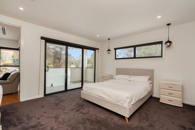 Spacious 5-bed Family Home in Giralang