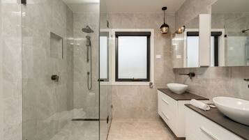 Apartment | Bathroom | Bathtub, hair dryer, towels, soap