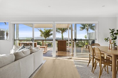 Chic Coastal 1-bedroom Home With Balcony & BBQ