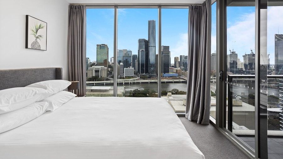 Central Brisbane Stay With Balcony, Pool & BBQ