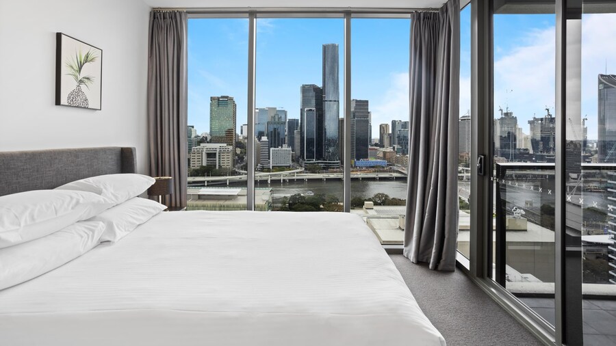 Central Brisbane Stay With Balcony, Pool & BBQ