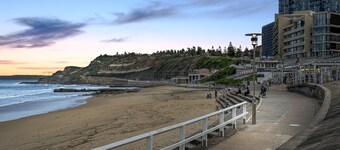 Charming Townhouse Steps From Newcastle Beach