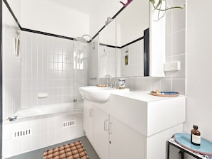 Apartment | Bathroom - Charming Townhouse Steps From Newcastle Beach (Newcastle)
