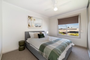 5 bedrooms, laptop workspace, bed sheets