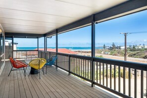 A wooden deck with a railing overlooking a beach and ocean. - Large Upstairs Family Stay Near Middleton Beaches (Middleton)