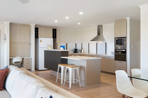 Large Upstairs Family Stay Near Middleton Beaches