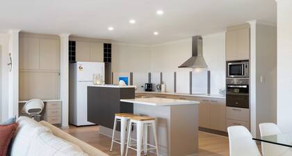 Large Upstairs Family Stay Near Middleton Beaches