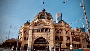 A historic train station with a prominent dome and clock tower, surrounded by modern buildings. - Melbourne CBD 1-bed With A/C Close to Theatres (Melbourne)