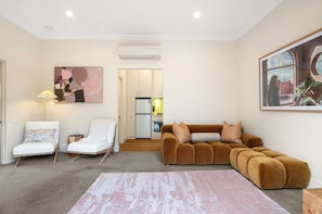 Living area - Wellness Escape: 1-bed Home + Studio & Sauna (Melbourne)