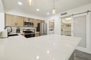 Kjøleskap, mikrobølgeovn, ovn og kokeplater