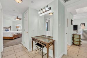 A bedroom with a bed, a bedside lamp, and a ceiling fan. - 9th Floor! Awesome Views! Free Beach SRVC! Free Beach Bonfires M & Fri Nights (Miramar Beach)