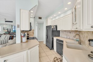 Private kitchen - 9th Floor! Awesome Views! Free Beach SRVC! Free Beach Bonfires M & Fri Nights (Miramar Beach)
