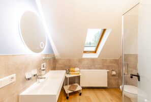 Haartrockner, Handtücher, Seife, Toilettenpapier