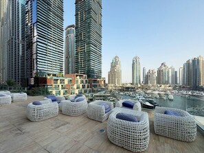 Terrace/patio - Twisting Tower Stay | Chic 2BR in Cayan Tower (Dubai)