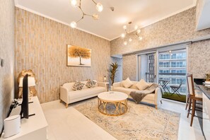 TV - Twisting Tower Stay | Chic 2BR in Cayan Tower (Dubai)