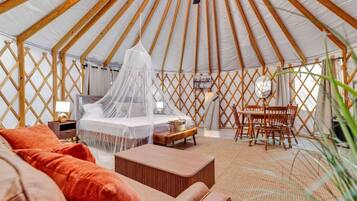 Desk, travel crib, WiFi