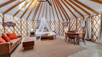 1 bedroom, desk, travel crib, WiFi