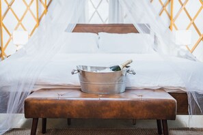 1 bedroom, desk, travel cot, WiFi