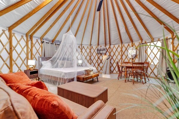 1 bedroom, desk, travel crib, WiFi