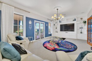 Apartment | Living room - Expansive Toowoomba Retreat With Garden BBQ (Toowoomba)