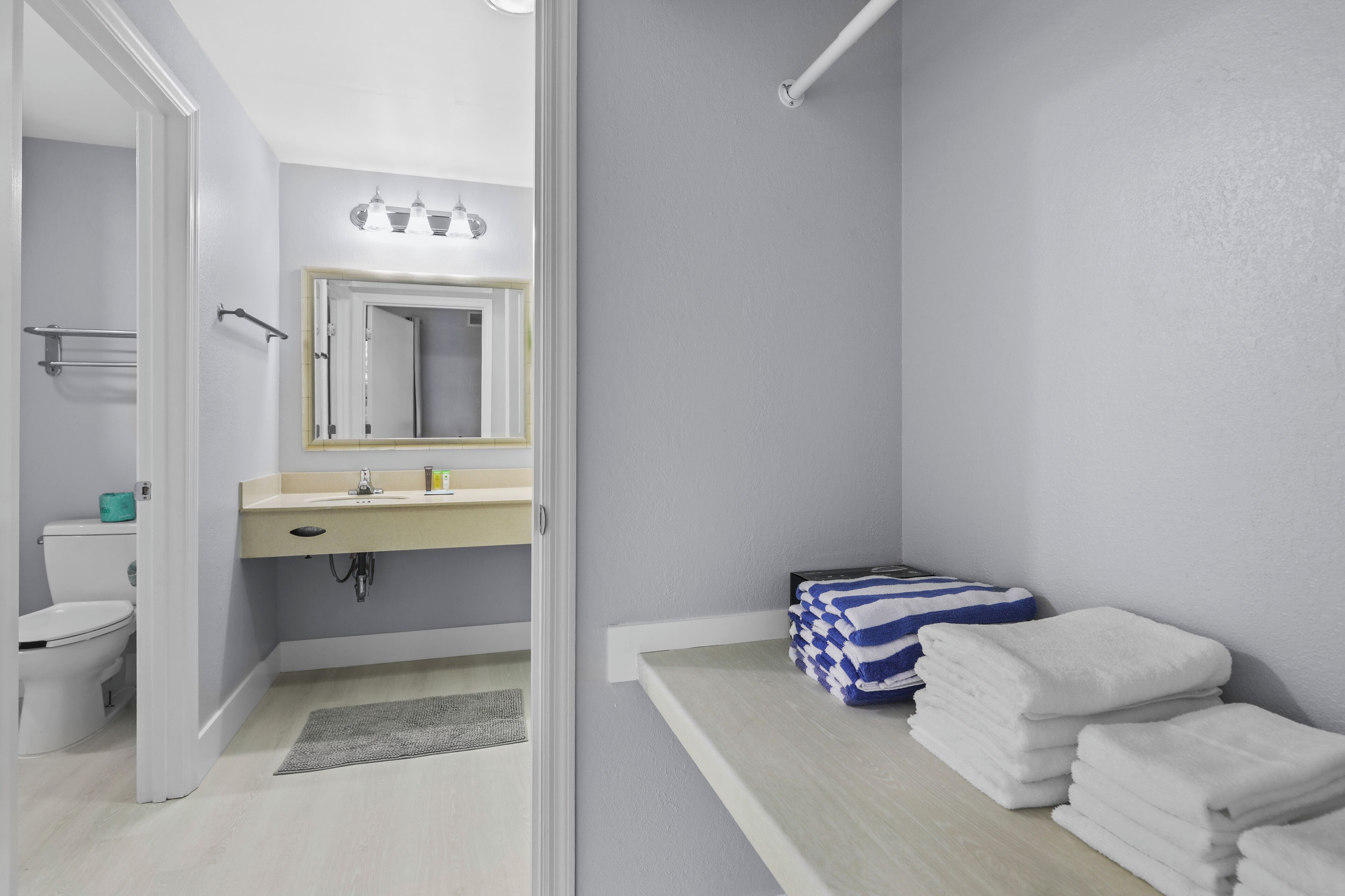 Haartrockner, Handtücher, Seife, Toilettenpapier