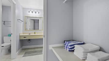 Haartrockner, Handtücher, Seife, Toilettenpapier