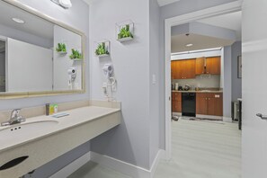 Hårføner, håndklær, såpe og toalettpapir