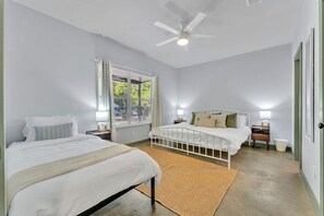 Een strijkplank/strijkijzer, reisbedje, wifi, beddengoed